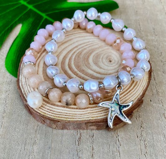 Set de 2 pulseras elásticas, decorada con perlas, cristales, estrella de mar en concha abalone